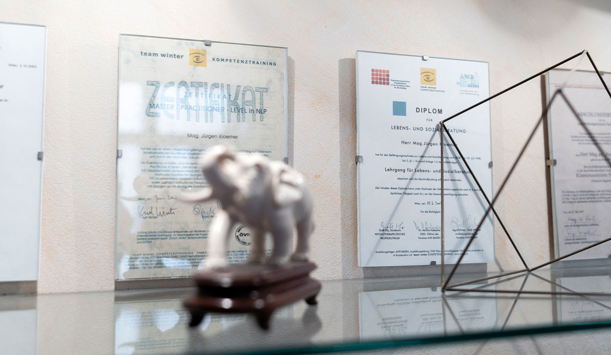 Mag. Kroemer Diplome und Zertifikate